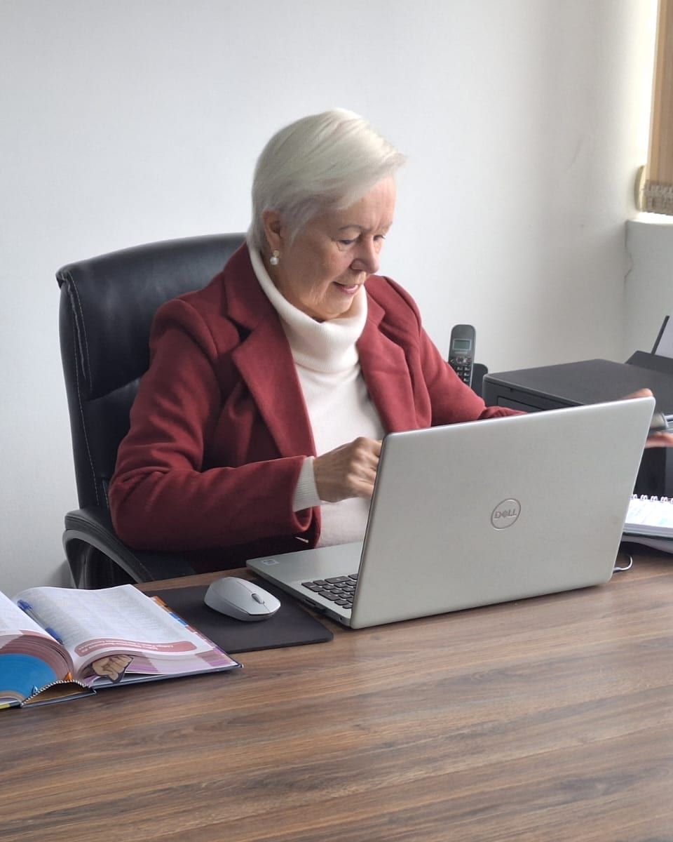 Dra. Soeli Konell trabalha ao notebook na mesa do escritório em Joinville