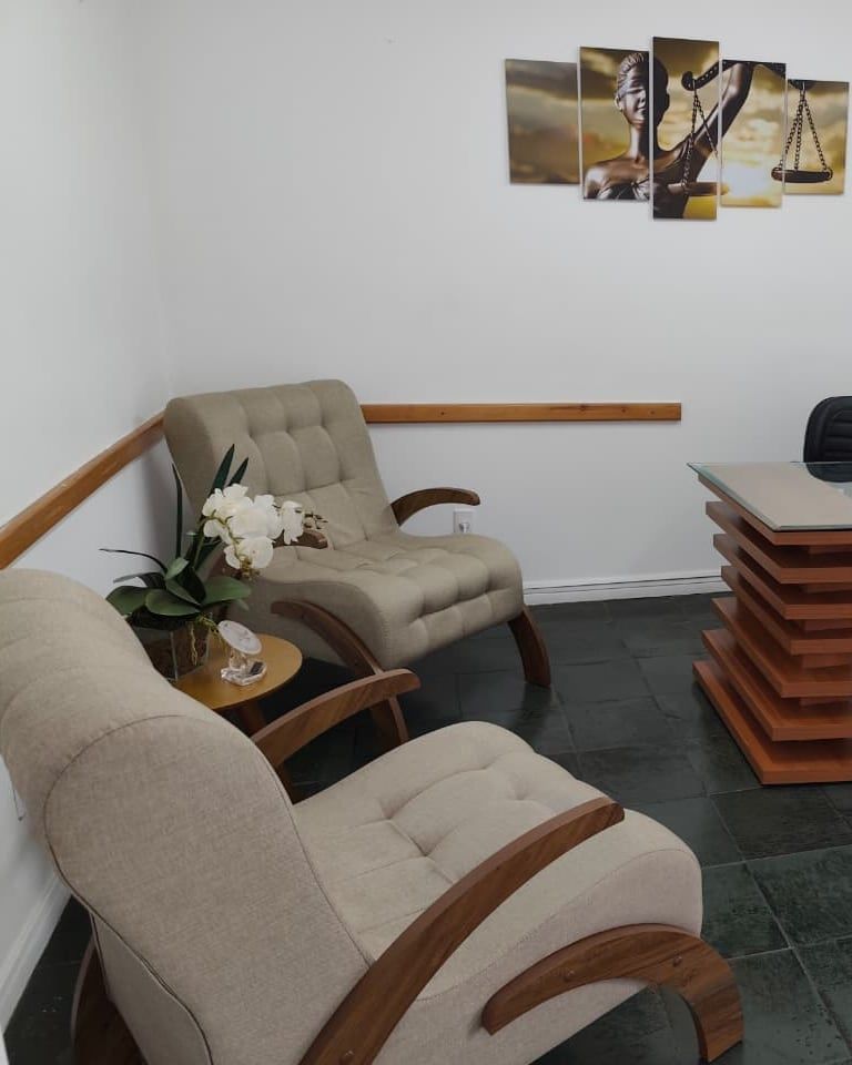 Poltronas, orquídea e quadro da Justiça na sala de recepção do escritório da Dra. Soeli Konell, no Centro de Joinville