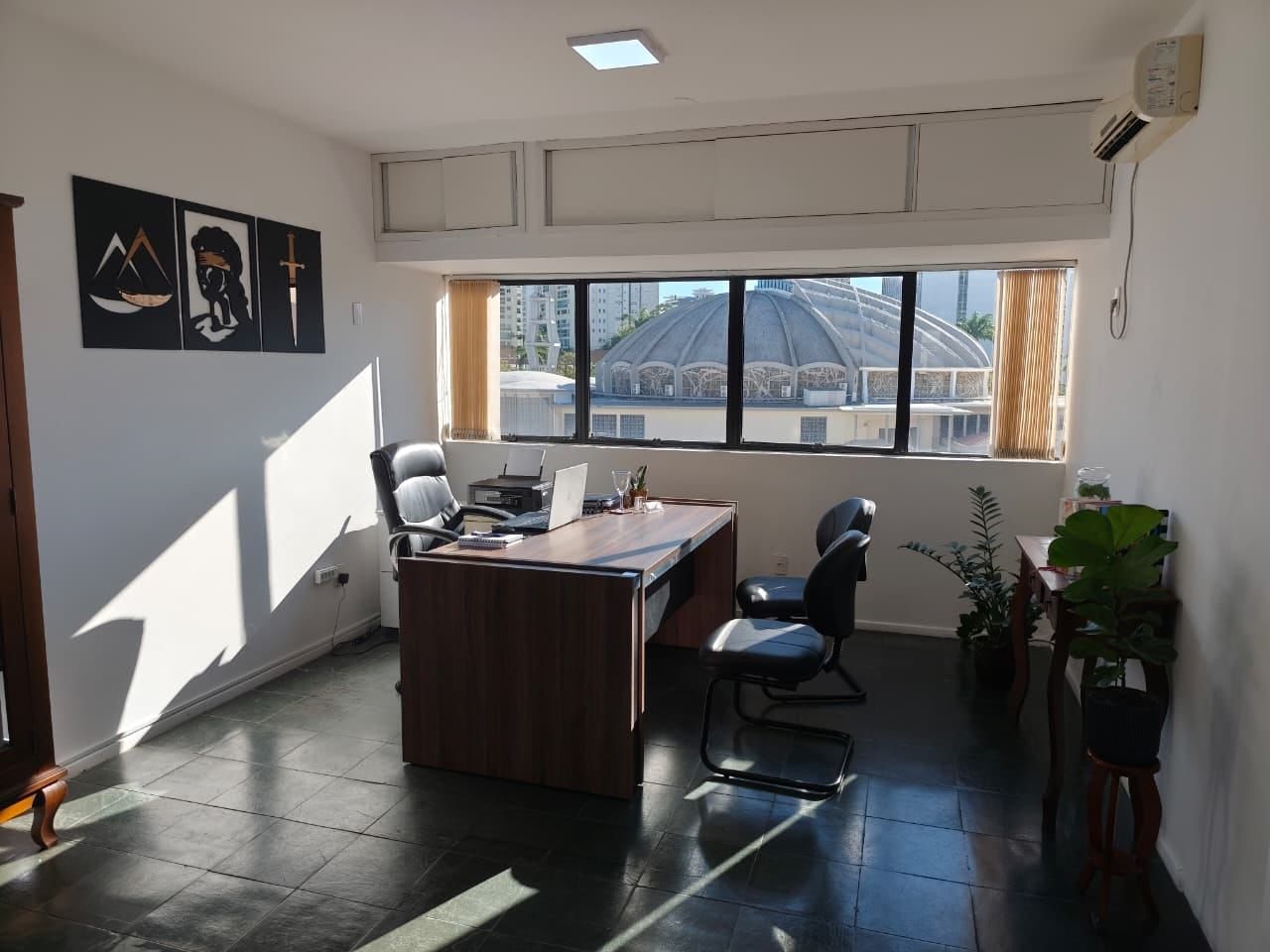 Sala de atendimento com vista da cidade, para quem procura advogado previdenciário em Joinville