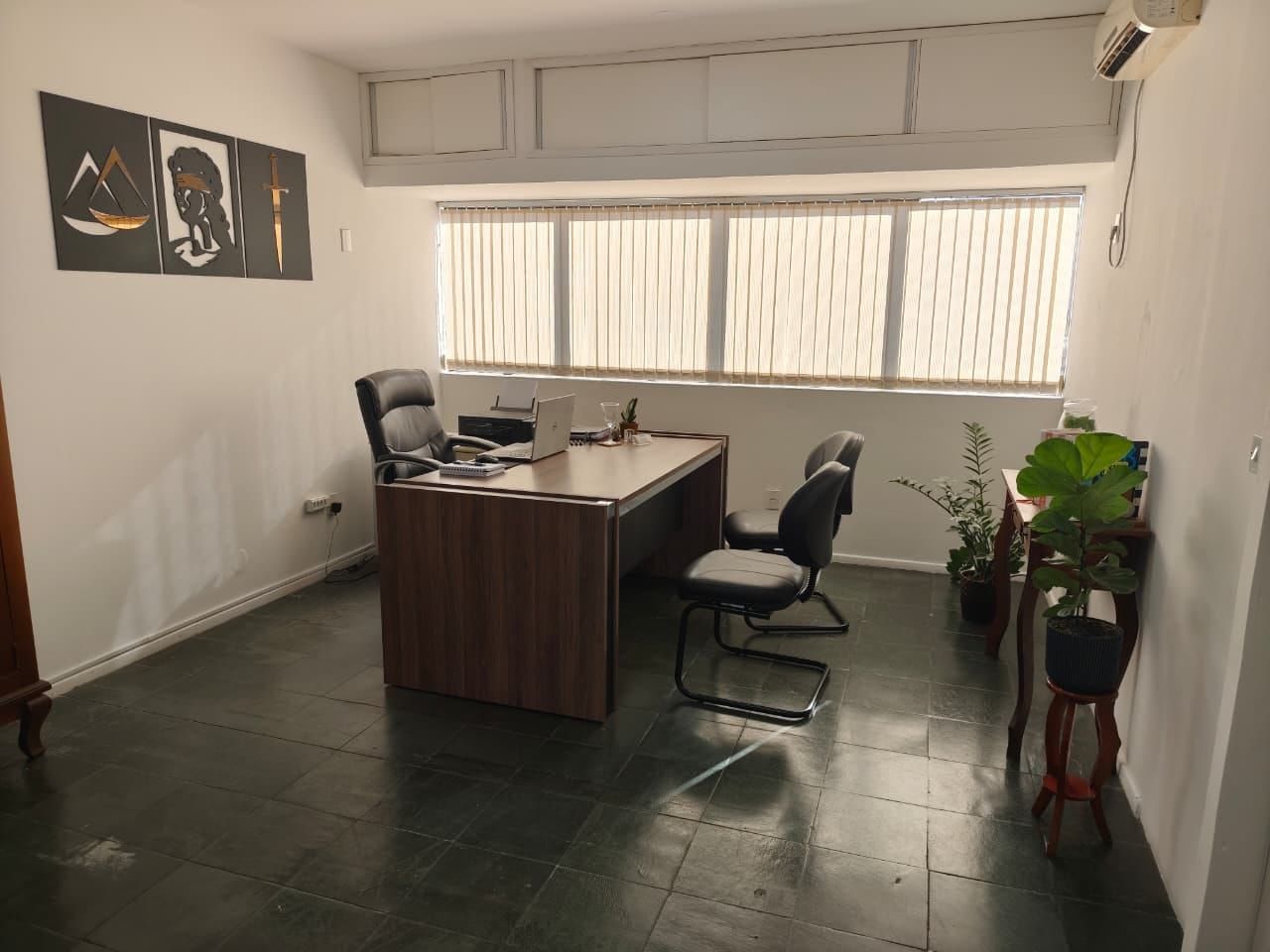Sala de atendimento com persianas no escritório da Rua XV, Centro de Joinville